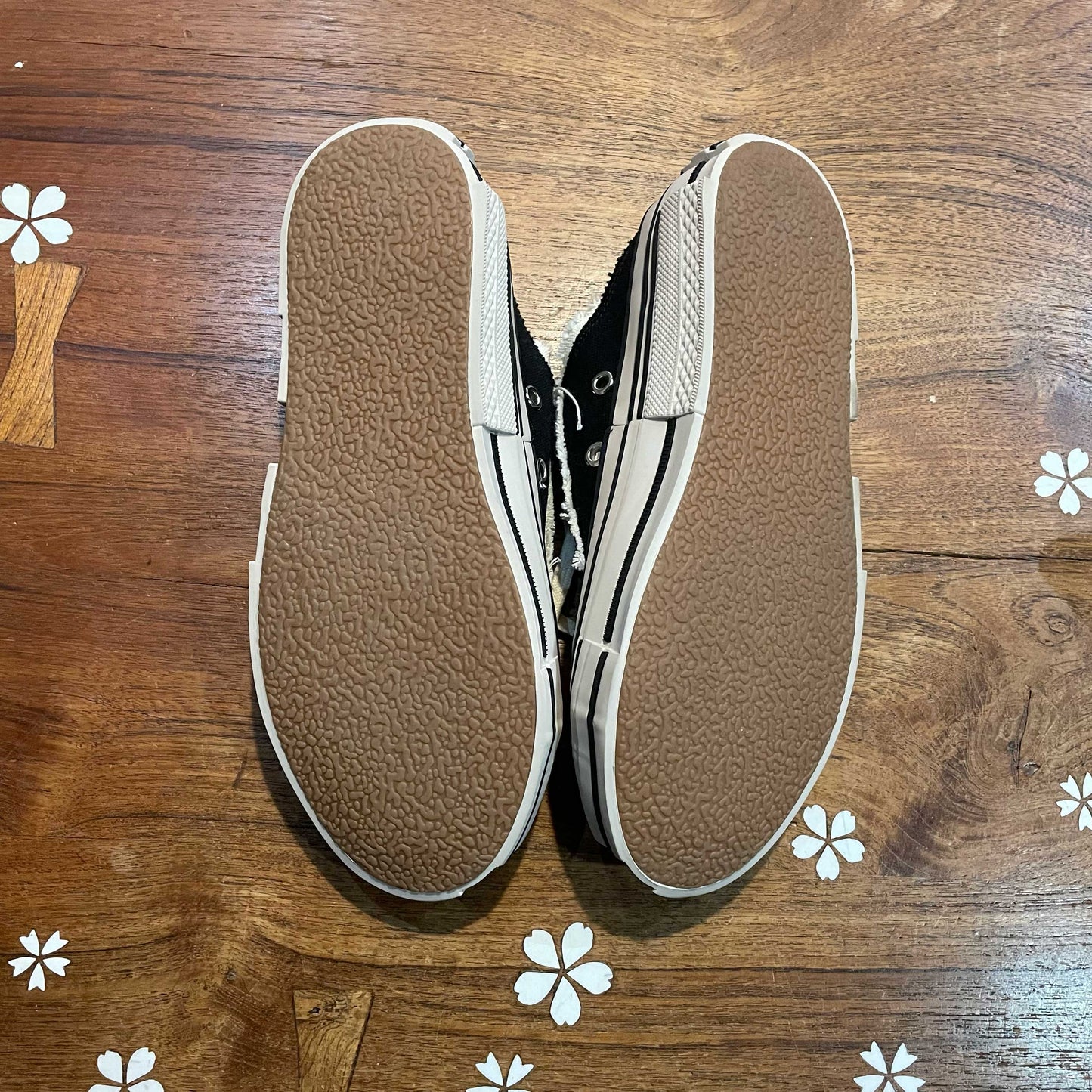 xvessel peace by piece GOP slip on sneakers - size 8W / M6