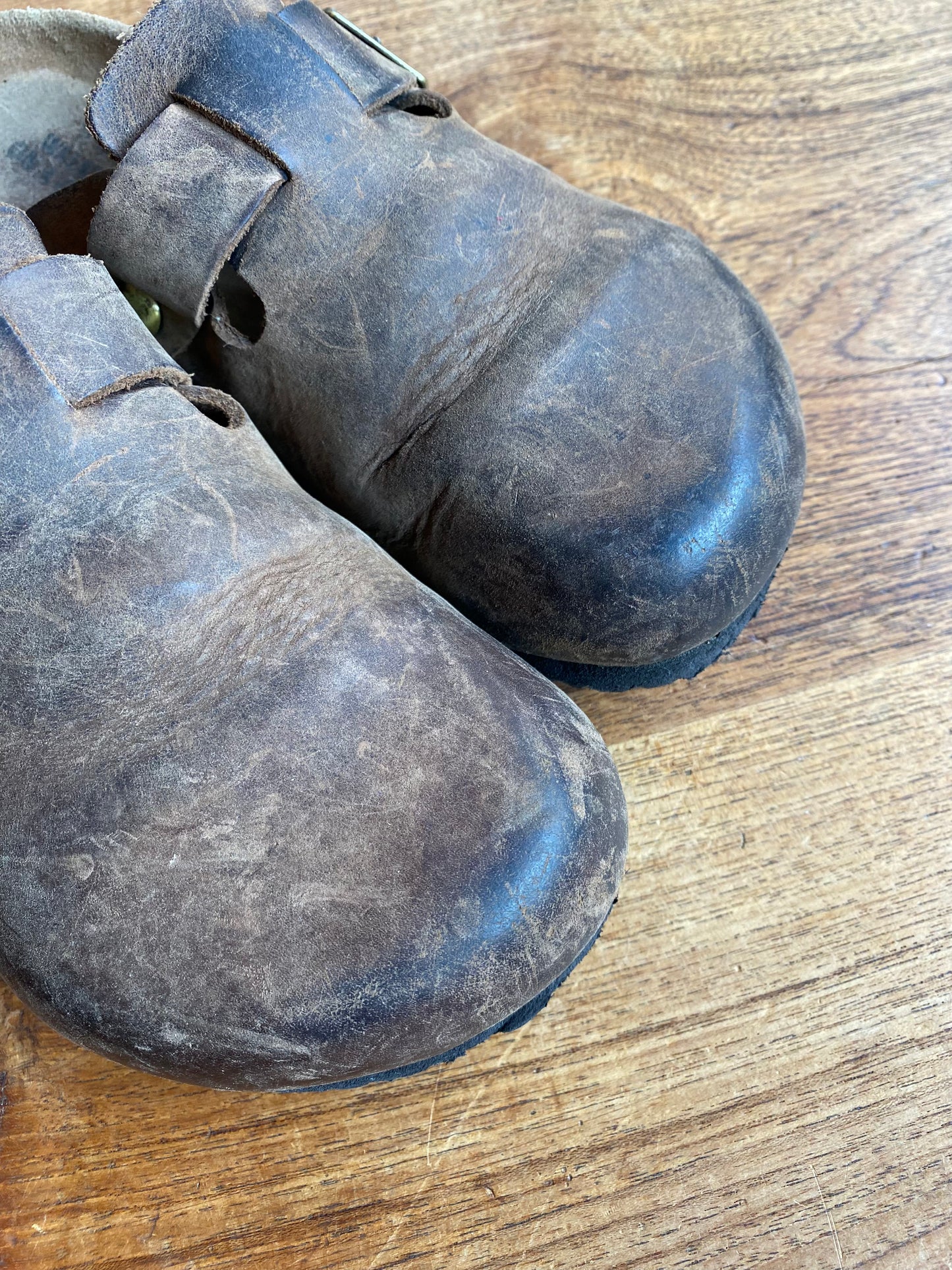 walking on a cloud leather boston clog