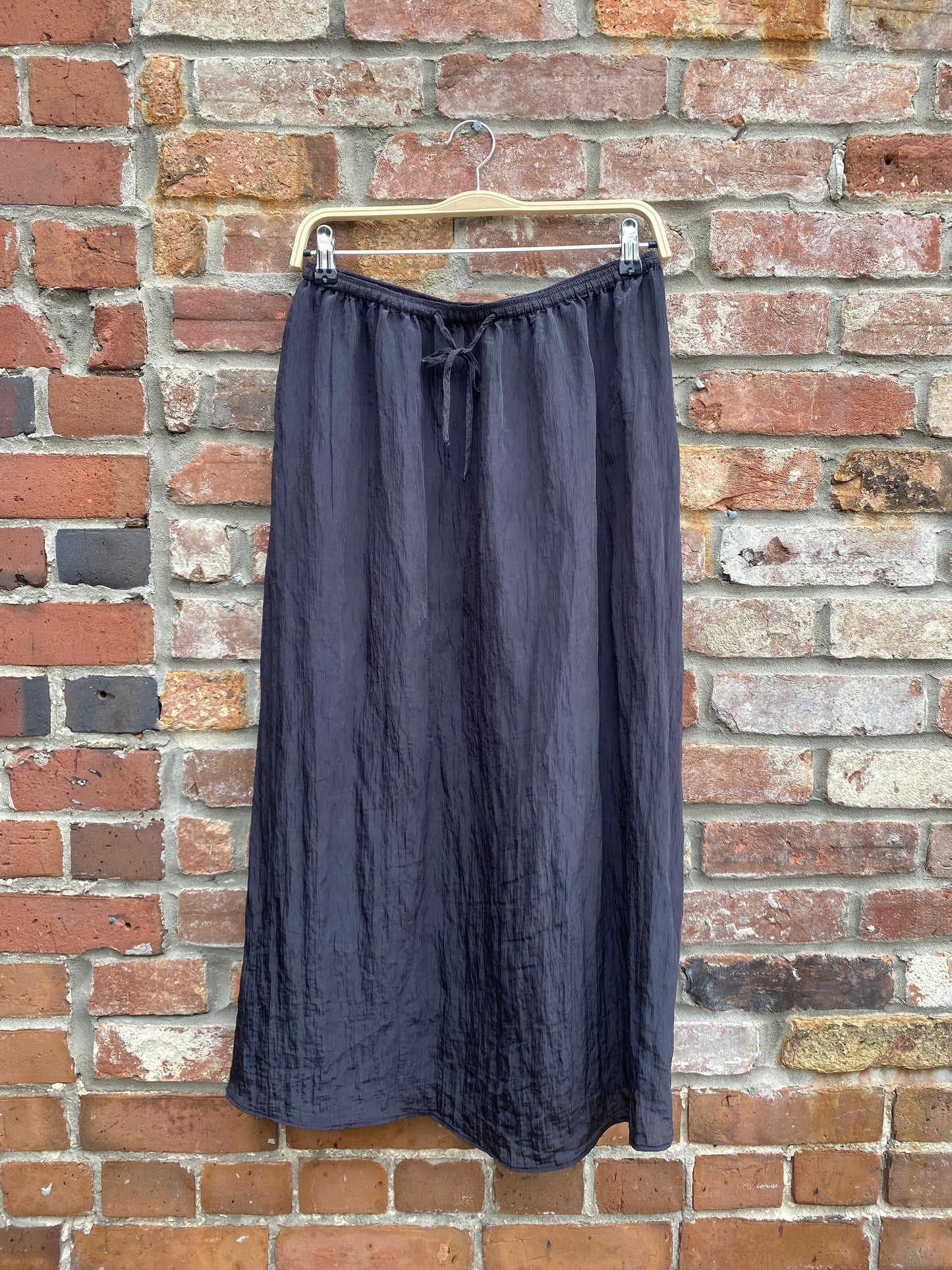 h&m black crinkled midi skirt