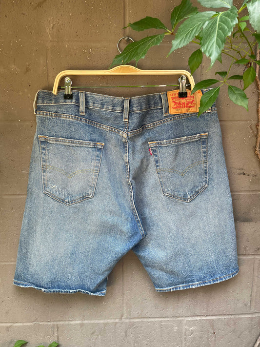 levi's 501 9" mid thigh denim shorts