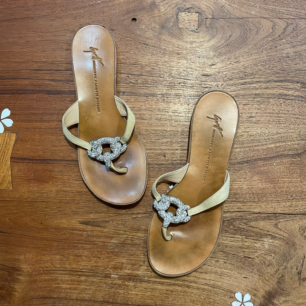 giuseppe zanotti crystal thong sandals size 38.5
