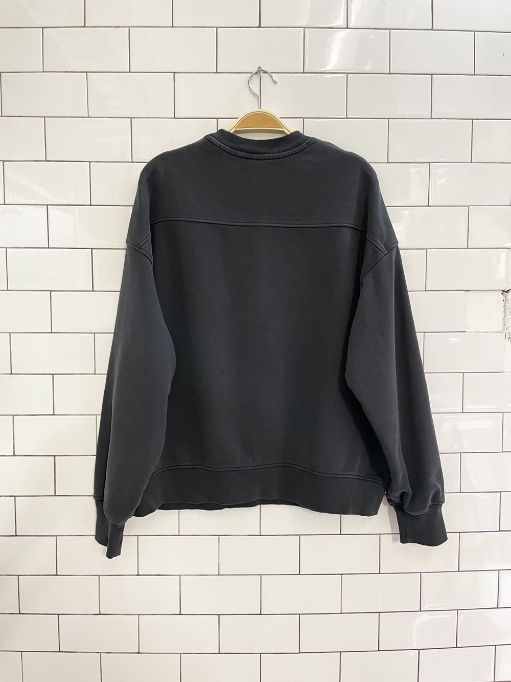 levi's minimal logo crewneck sweatshirt - good market thrift store