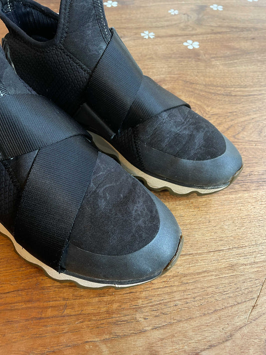 sorel kinetic sabertooth slip on sneaker