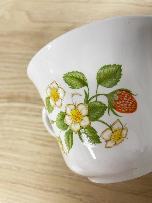 x2 vintage corelle USA strawberry creamer + sugar bowl set - good market thrift store