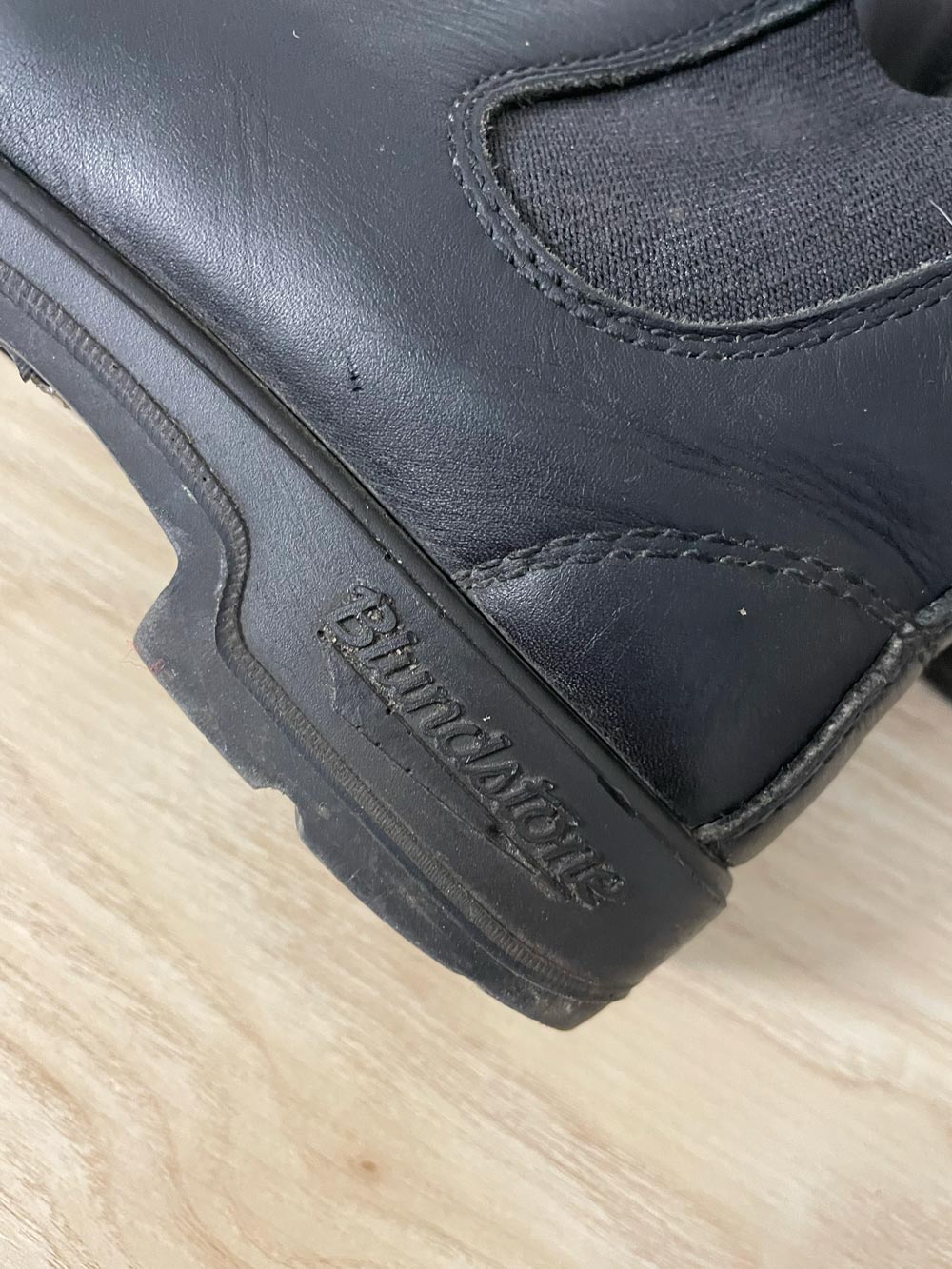 blundstone black leather chelsea boots