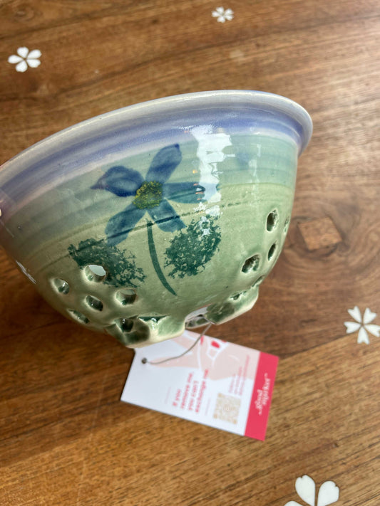 hanmade pottery berry wash colander