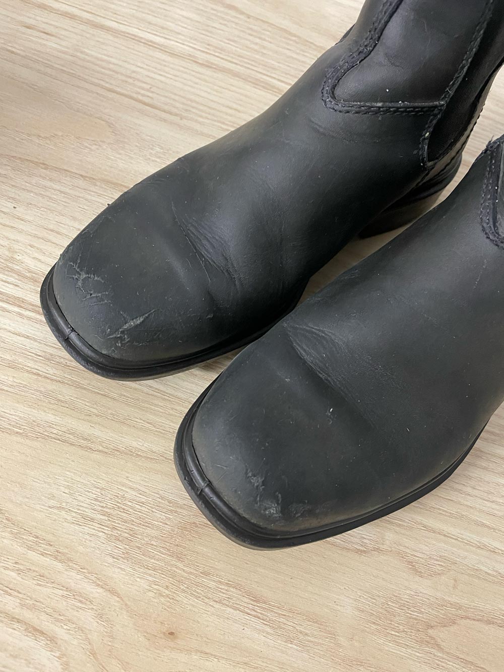 blundstone black chisel toe chelsea boots