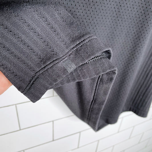 lululemon relaxed fit training tee - size medium