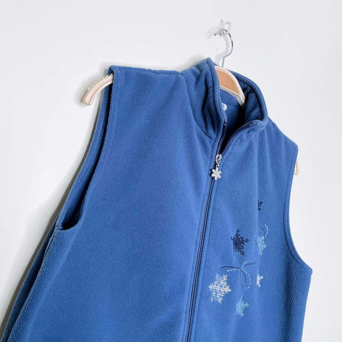 vintage country collection snowflake fleece vest - size medium