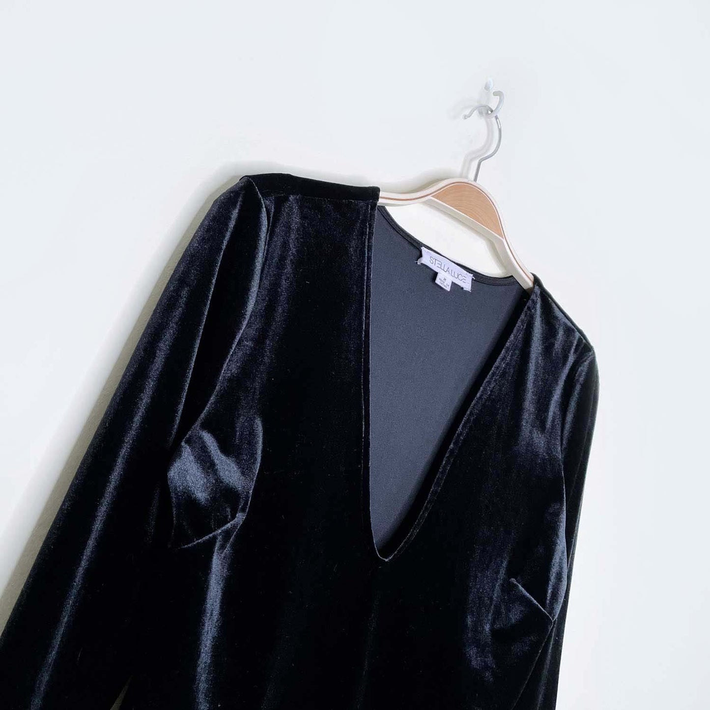 stella luce black velvet v-neck bodysuit - size medium