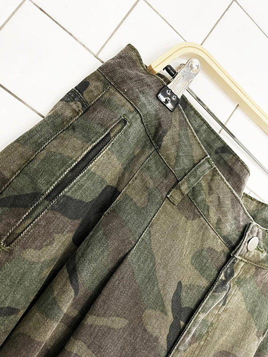 camo barrel leg pleated baggy mid-rise jeans - good market thrift store