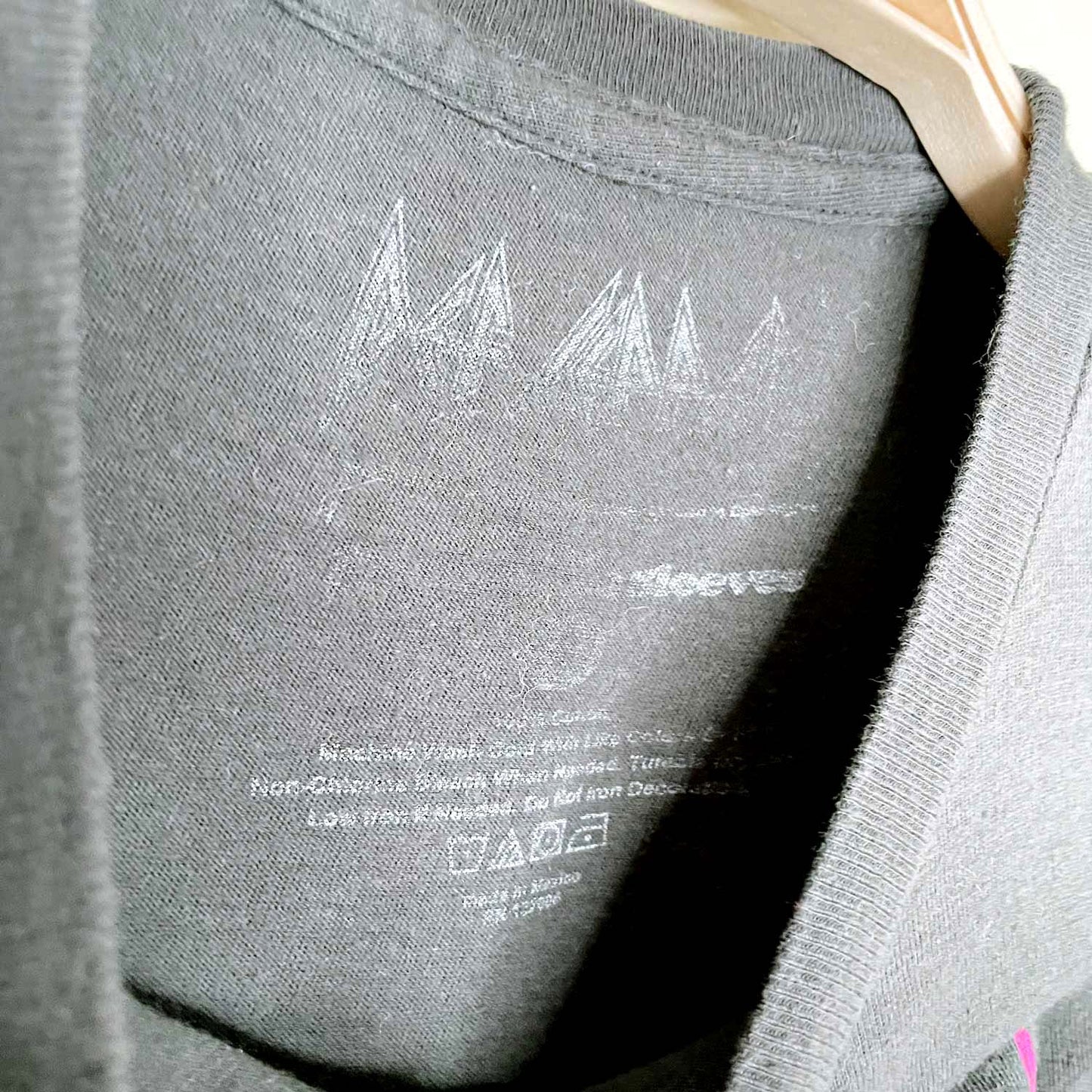 def leppard neon cat '83 band tee - size xs