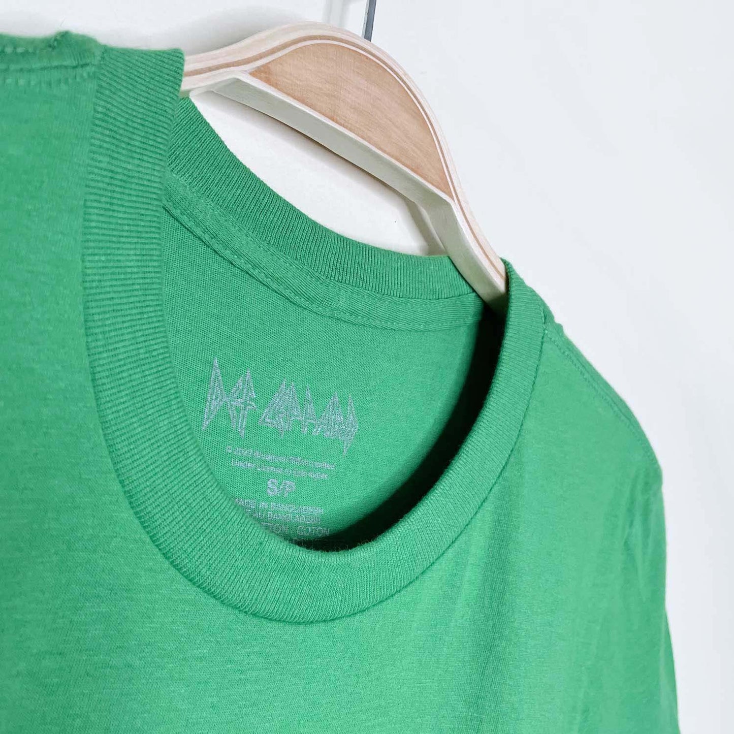 def leppard green santa hat band tee - size small