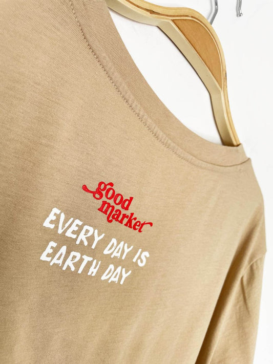 earth day activist x nwt gap organic tee | clothes deserve a second chance not your ex - good market thrift store