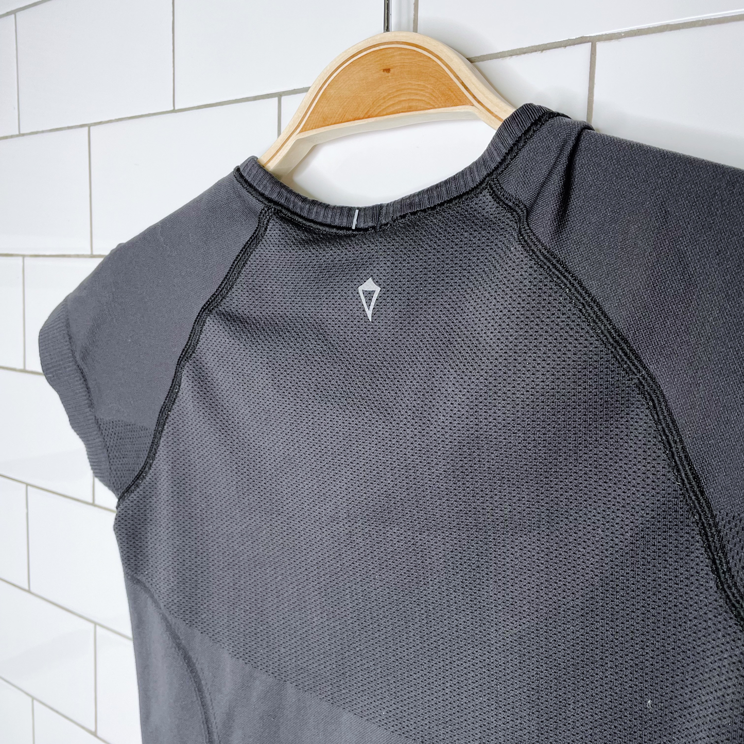 ivivva short sleeve fly tech tee - size 10