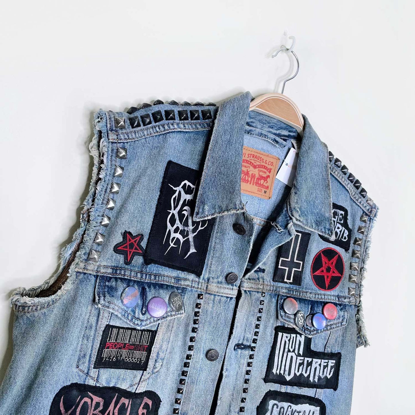 vintage levi's heavy metal battle patch denim vest - medium