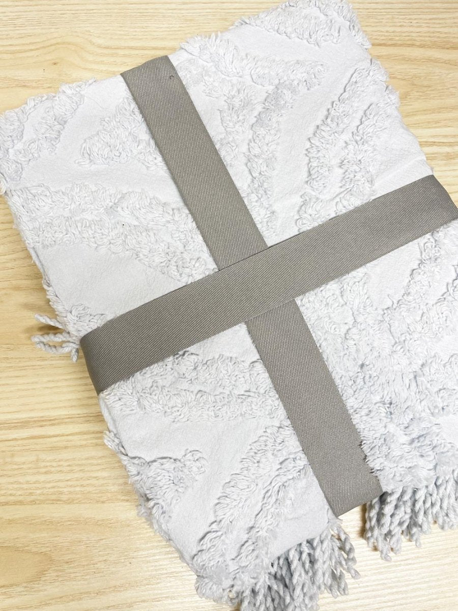 nwt home trends tufted cotton throw - good market thrift store