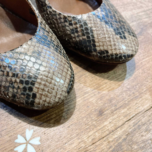 schutz snakeskin round toe pumps - size 8