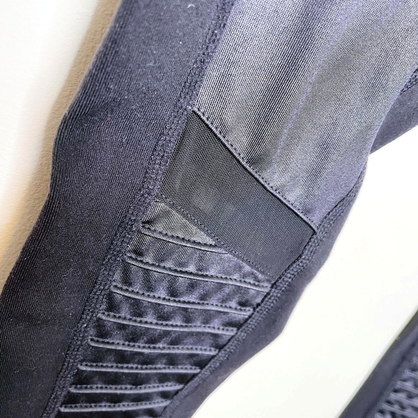 alo yoga blogger fav black moto leggings - size small