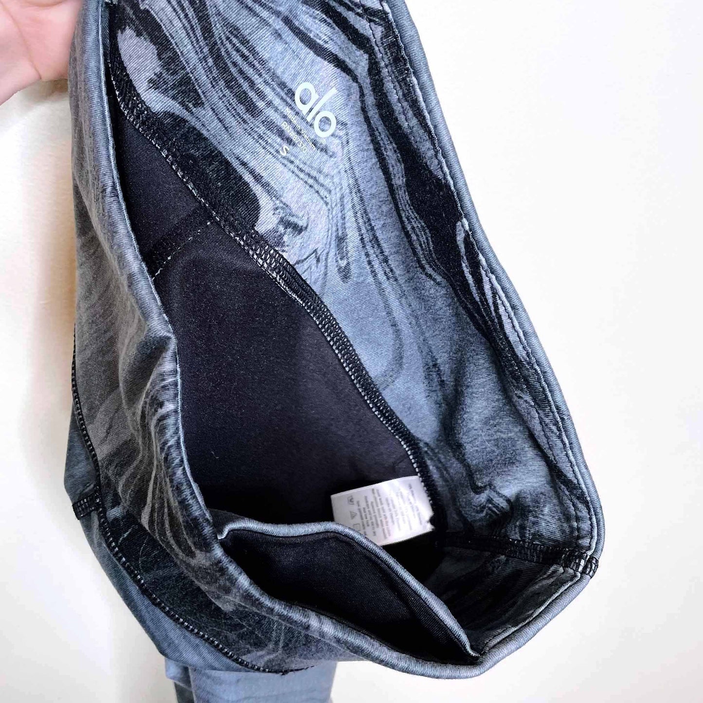 alo yoga airbrush cropped leggings in black marble - size 6