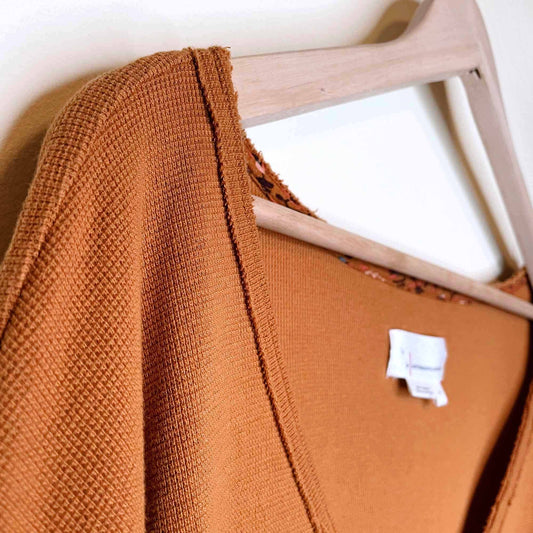 by anthropologie annette v-neck waffle top with floral sleeve - size xl