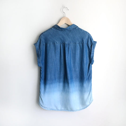 beach lunch lounge ombre chambray button down - size Medium