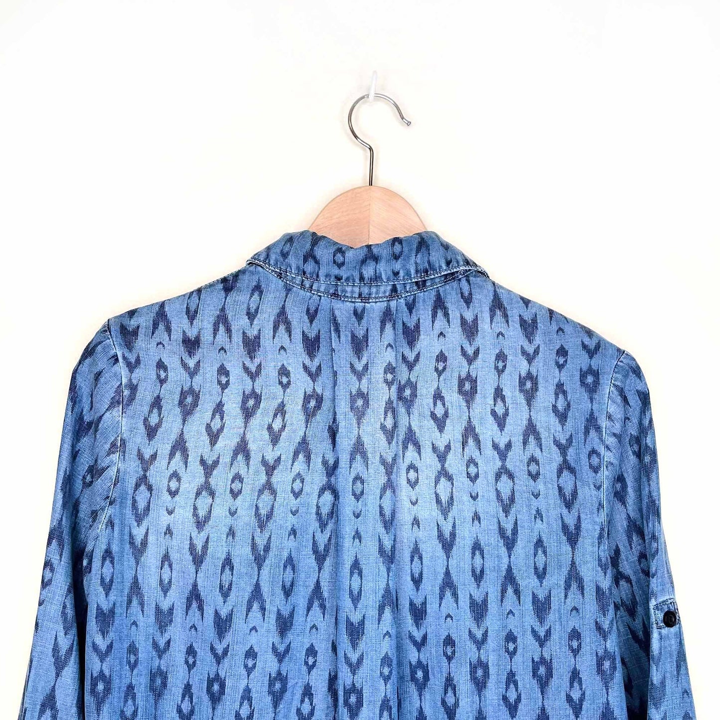 bella dahl ikat print chambray split tail button down - size xs
