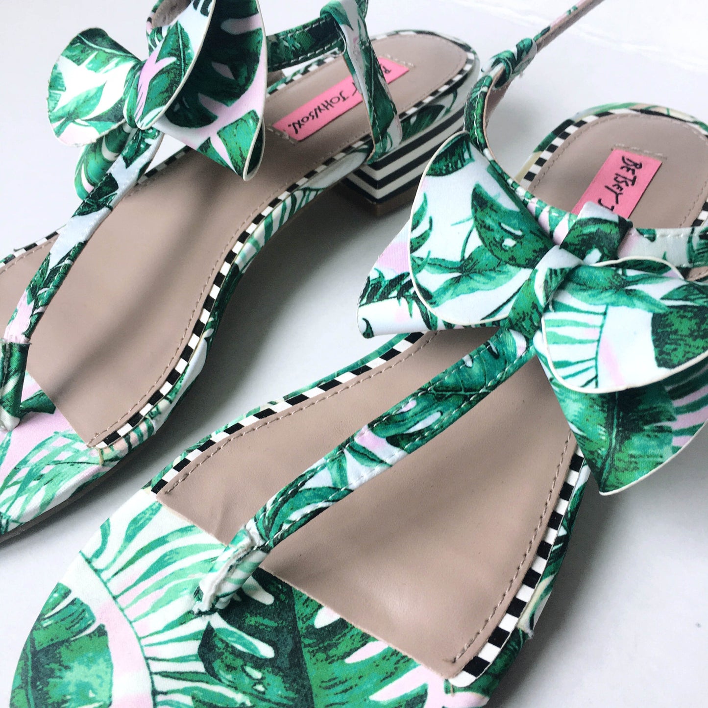 Betsey Johnson tropical Austen sandal - size 9.5