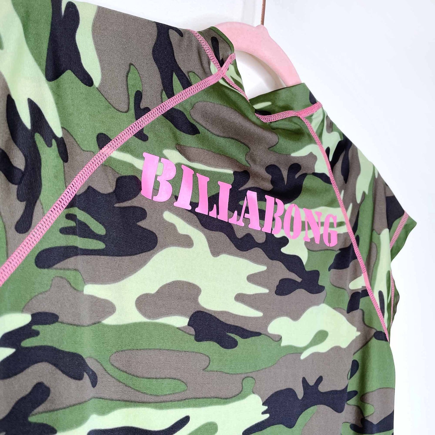 billabong surf camp short sleeve camo rashguard - size large