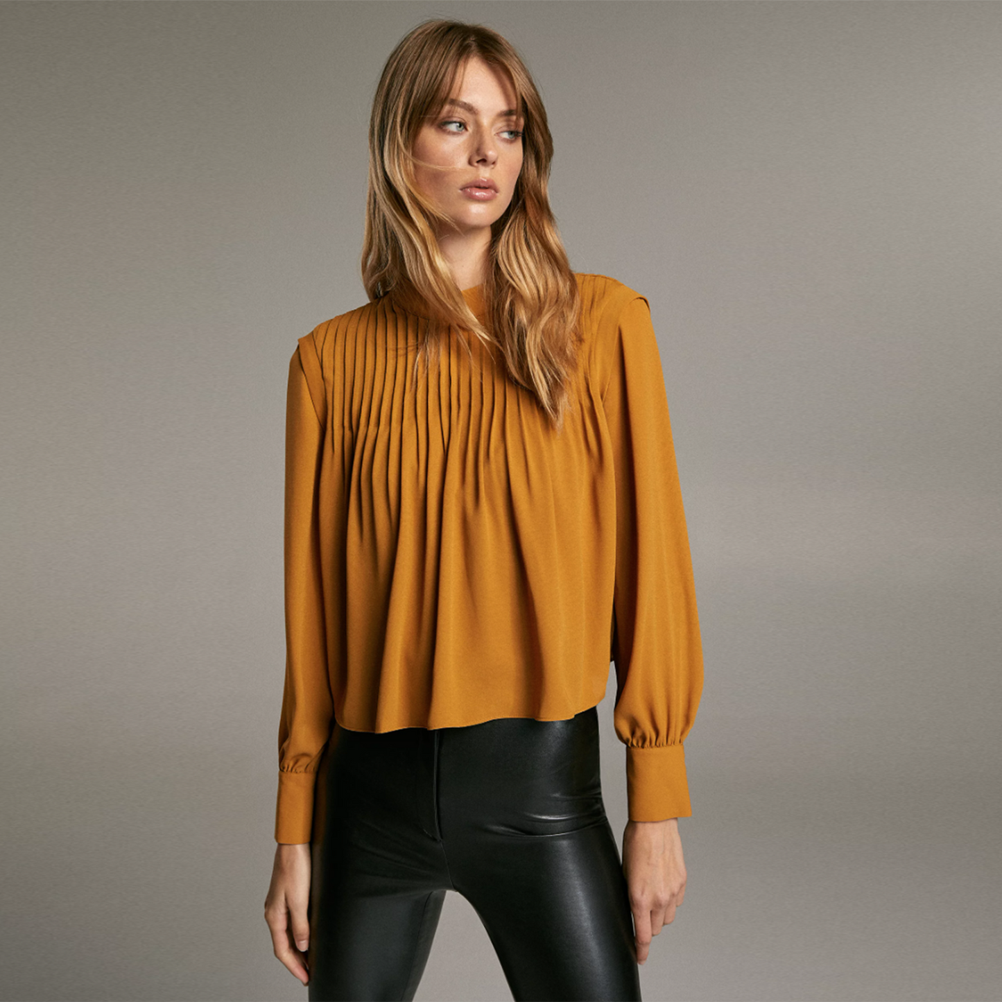 babaton long sleeve mockneck pleated blouse - size small