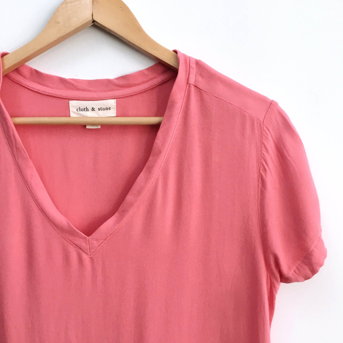 Cloth & Stone v neck T-shirt - size Medium
