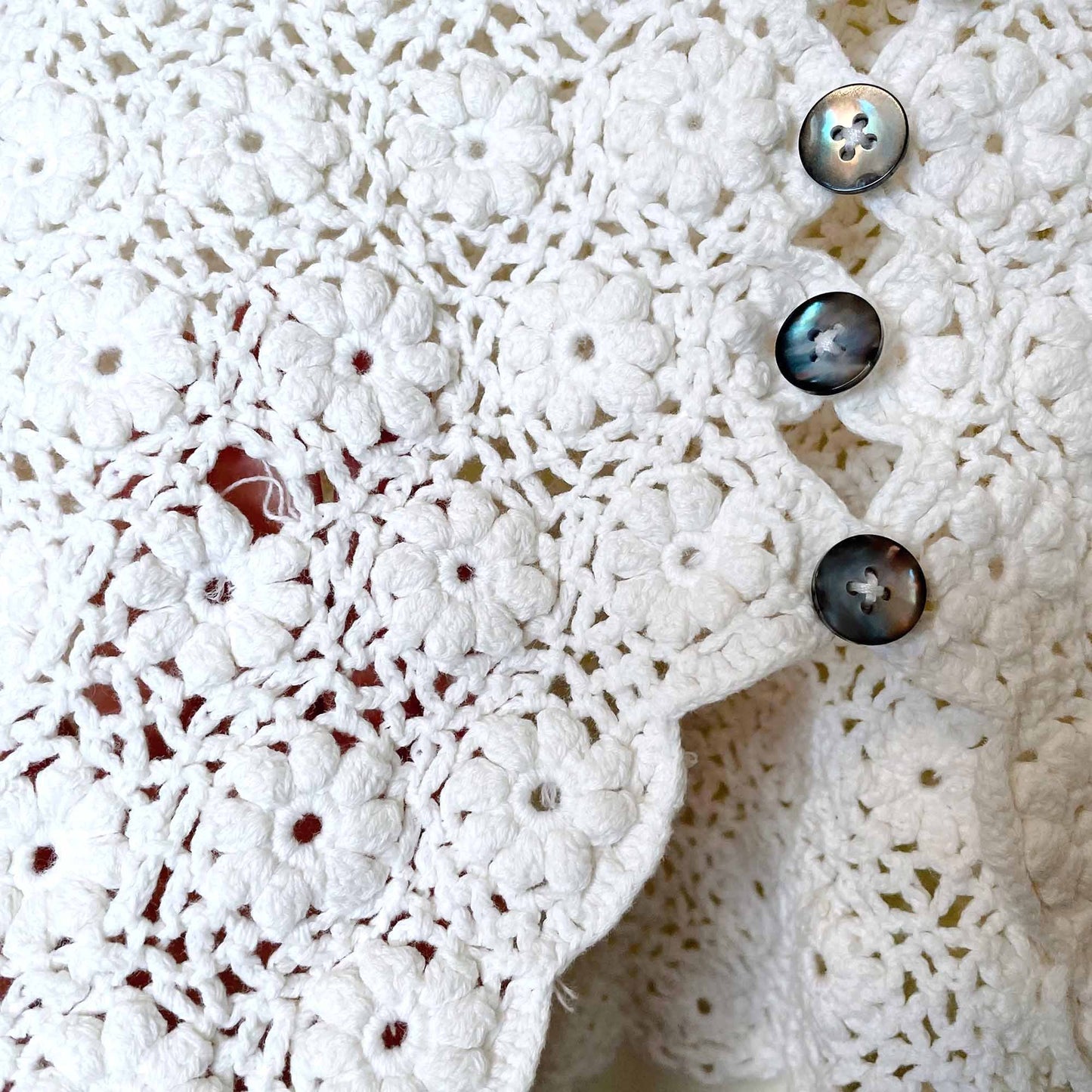 vintage tristan and iseult white daisy crochet cropped cardigan - size small