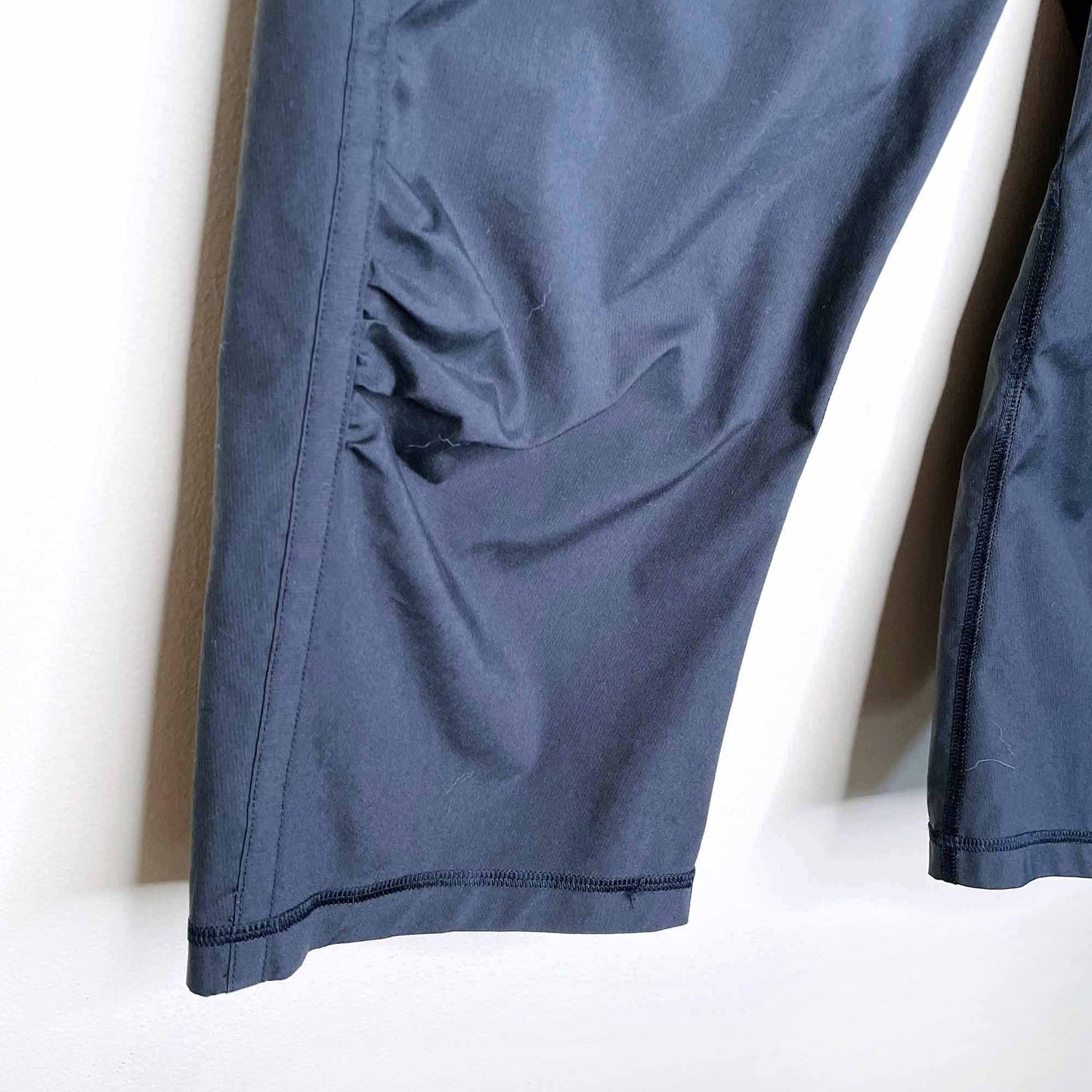 lululemon mid-rise studio crop pants - size 8
