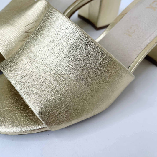 le chateau flex gold slip on heeled sandals - size 7