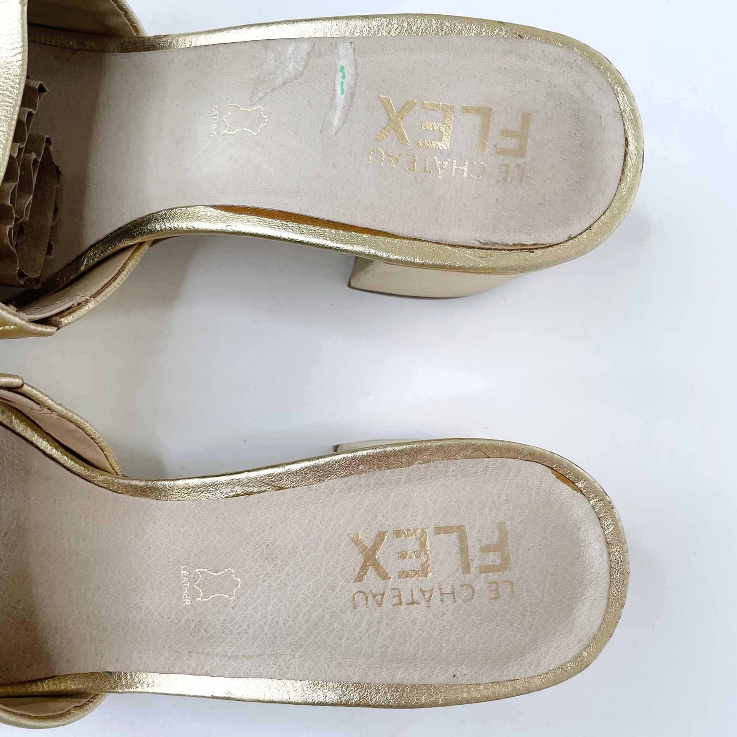 le chateau flex gold slip on heeled sandals - size 7