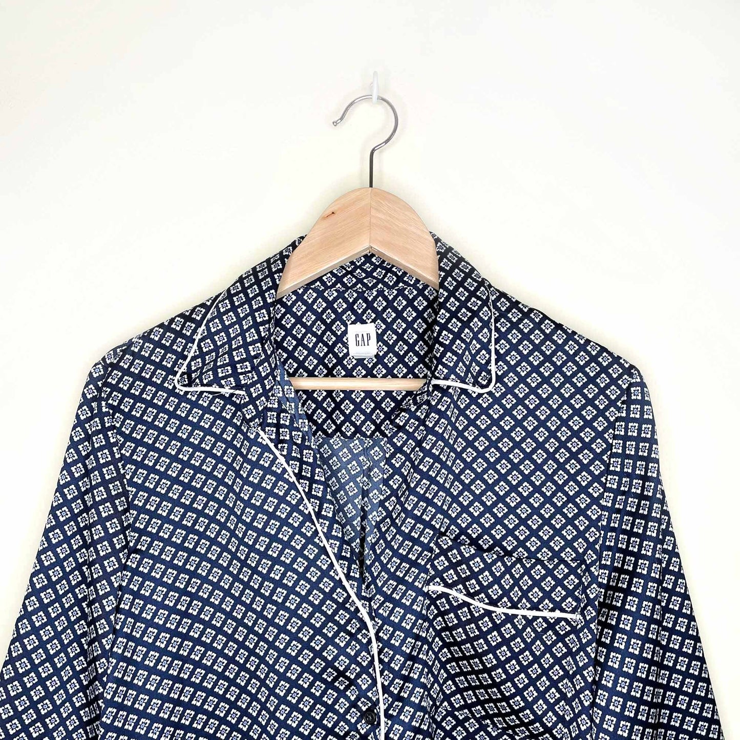 gap pajama print piped satin button down shirt - size medium