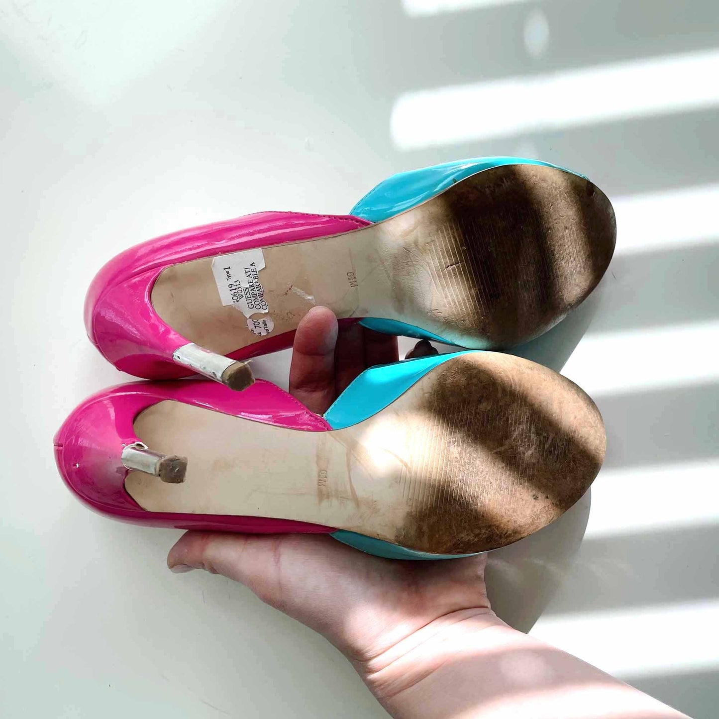 guess two-tone patent leather peep toe pump - size 6.5