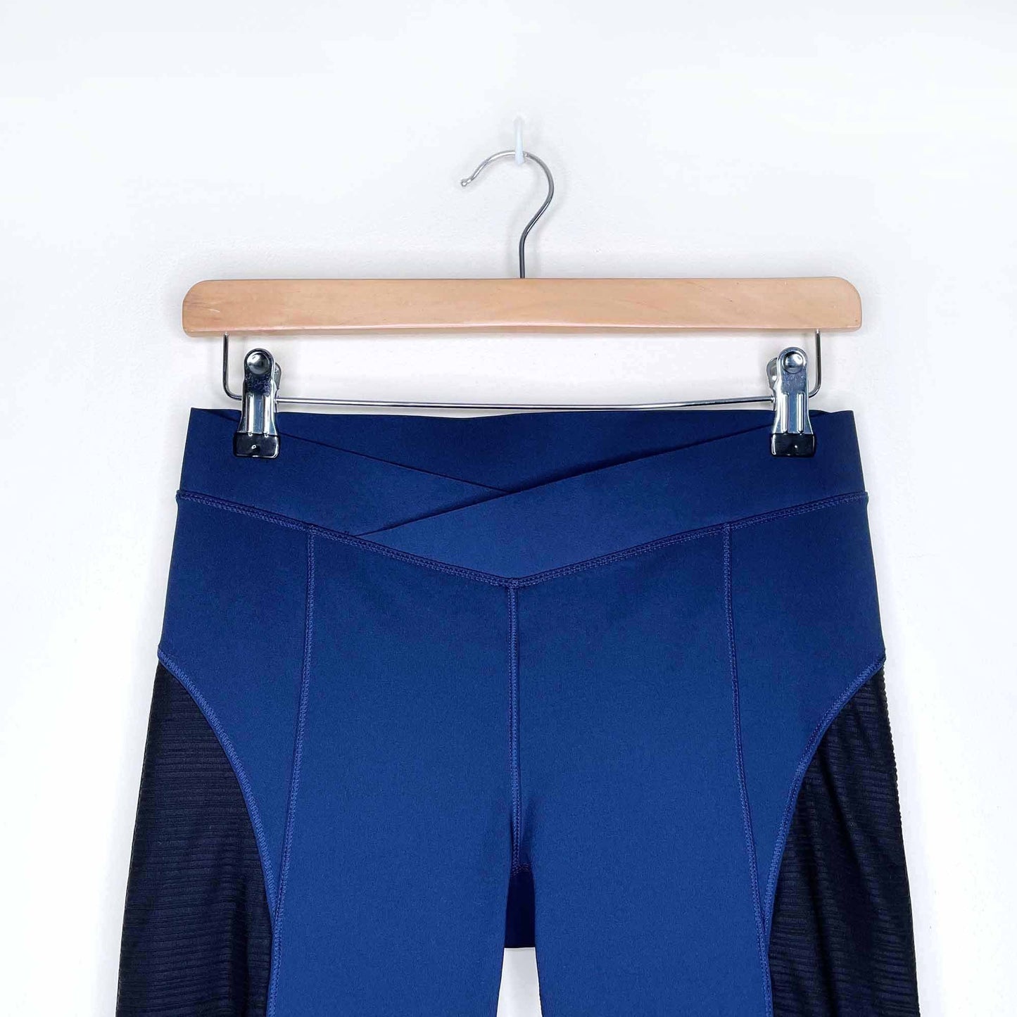 ivy park v crossover mesh panel contour leggings - size medium