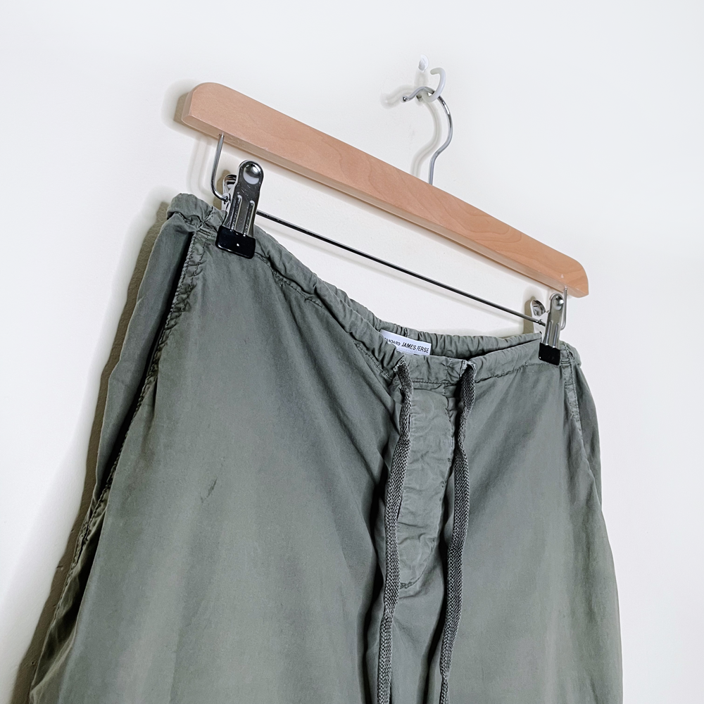 james perse slim cropped low rise estilo cargo pants - size 0