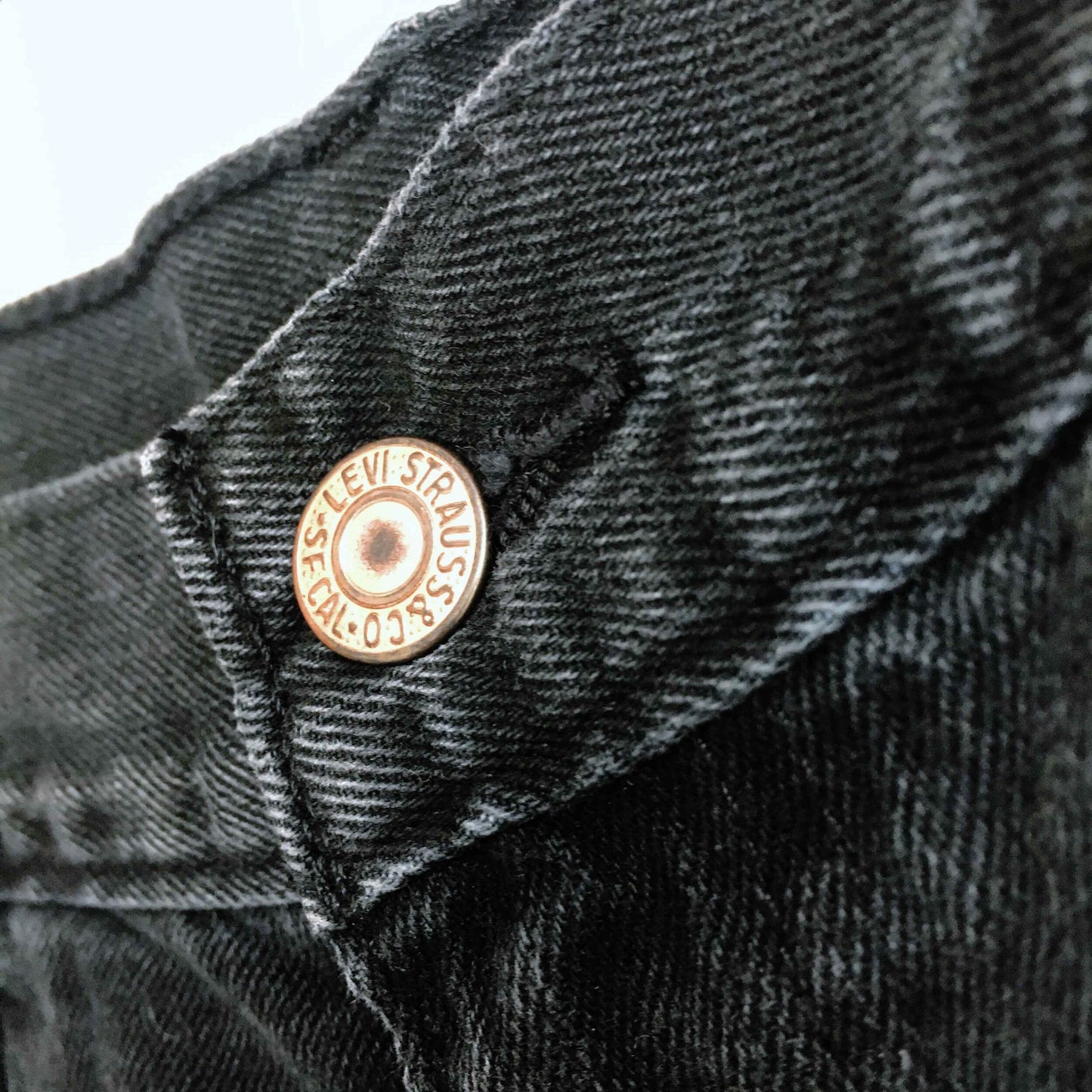 Levi's cut-off jean shorts - size 25