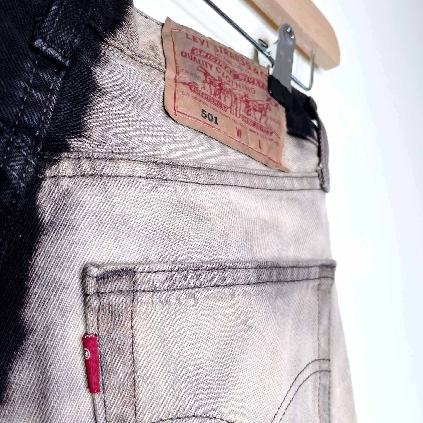 levi's 501 cut off bleach dye high rise jean shorts - size 24/25