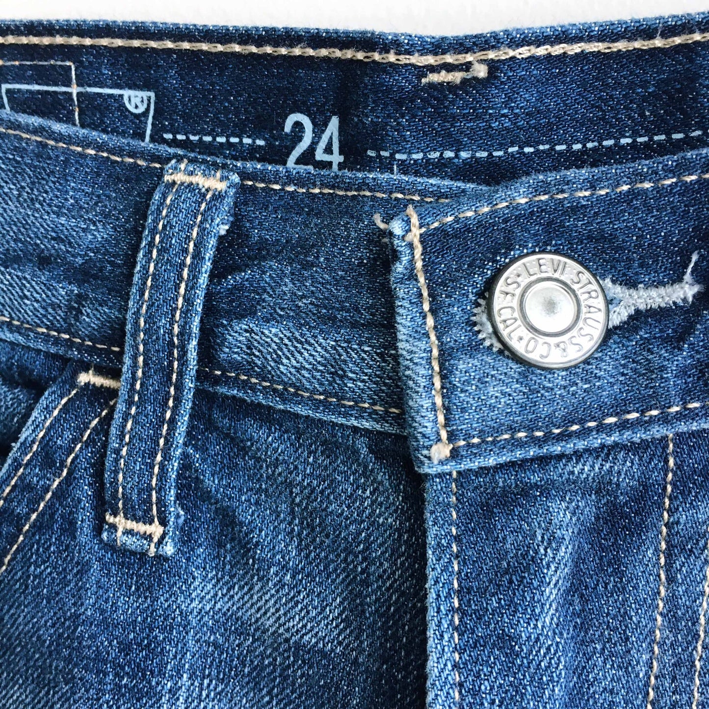 Levi's high rise rolled hem denim shorts - size 24