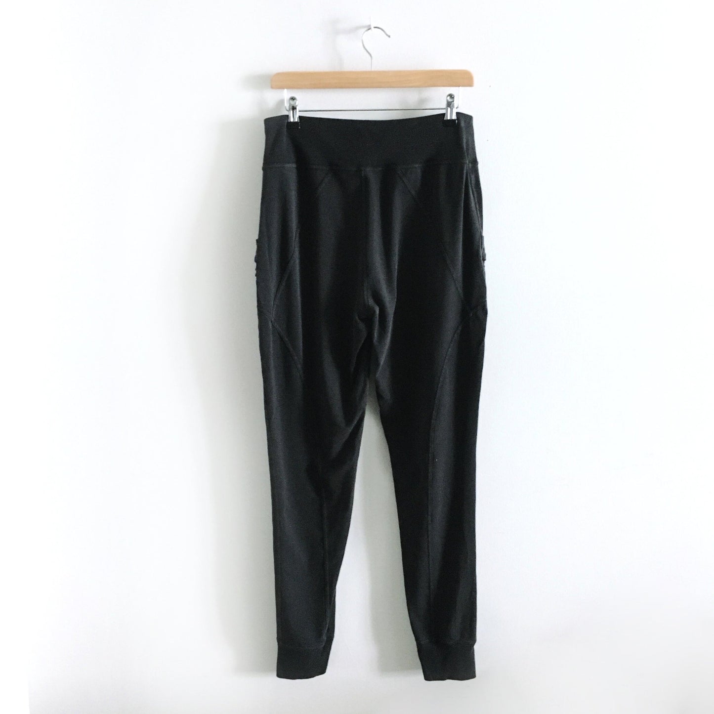 Lolë tapered joggers with ruched pocket - size Medium