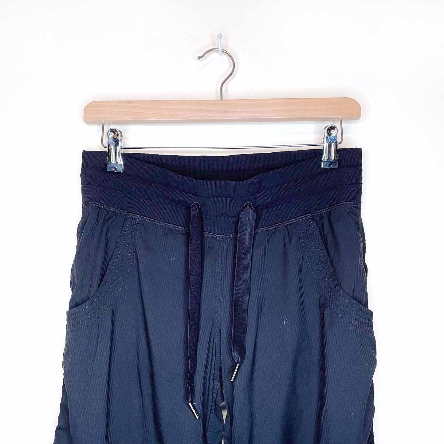 lululemon on the move mid rise cargo studio pants - size 6