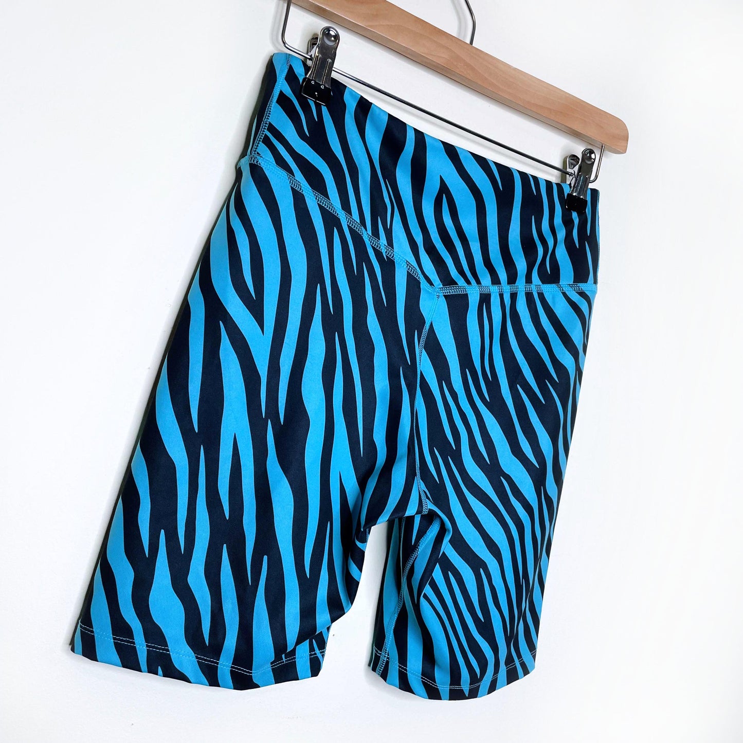 nike swoosh icon clash dri-fit sports bra high rise shorts set - size medium