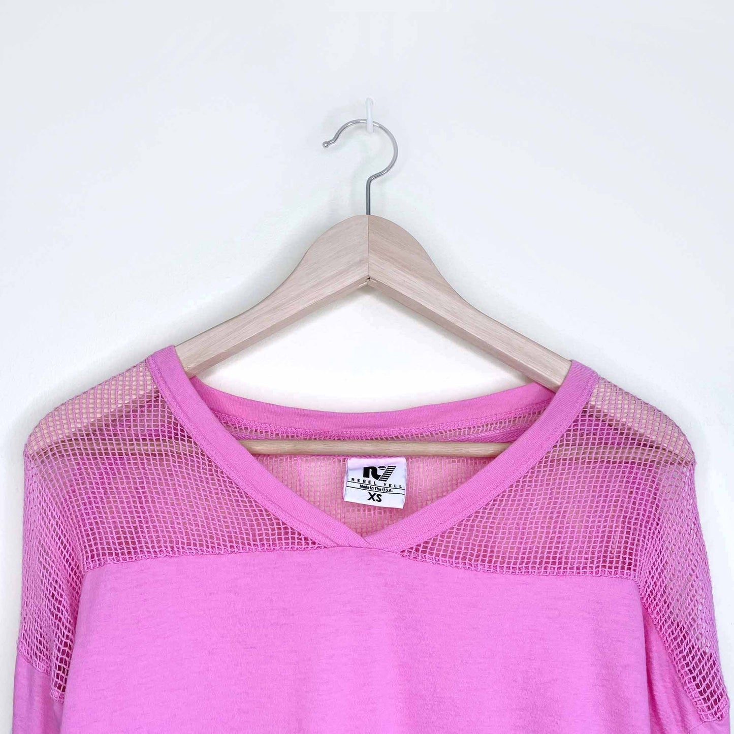 rebel yell 79 fairplay v-neck mesh panel jersey - size xs