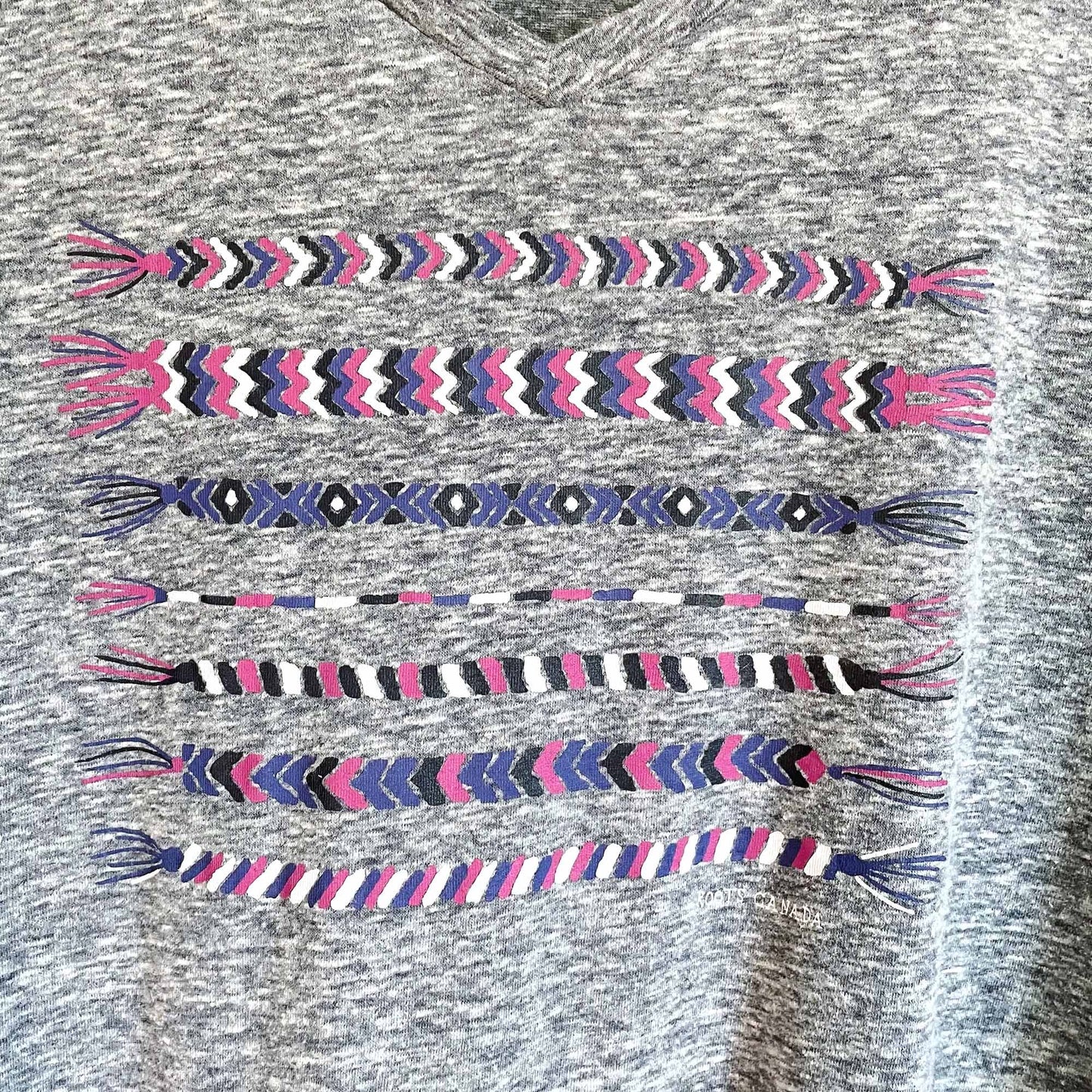 roots friendship bracelet boxy v-neck graphic tee - size large