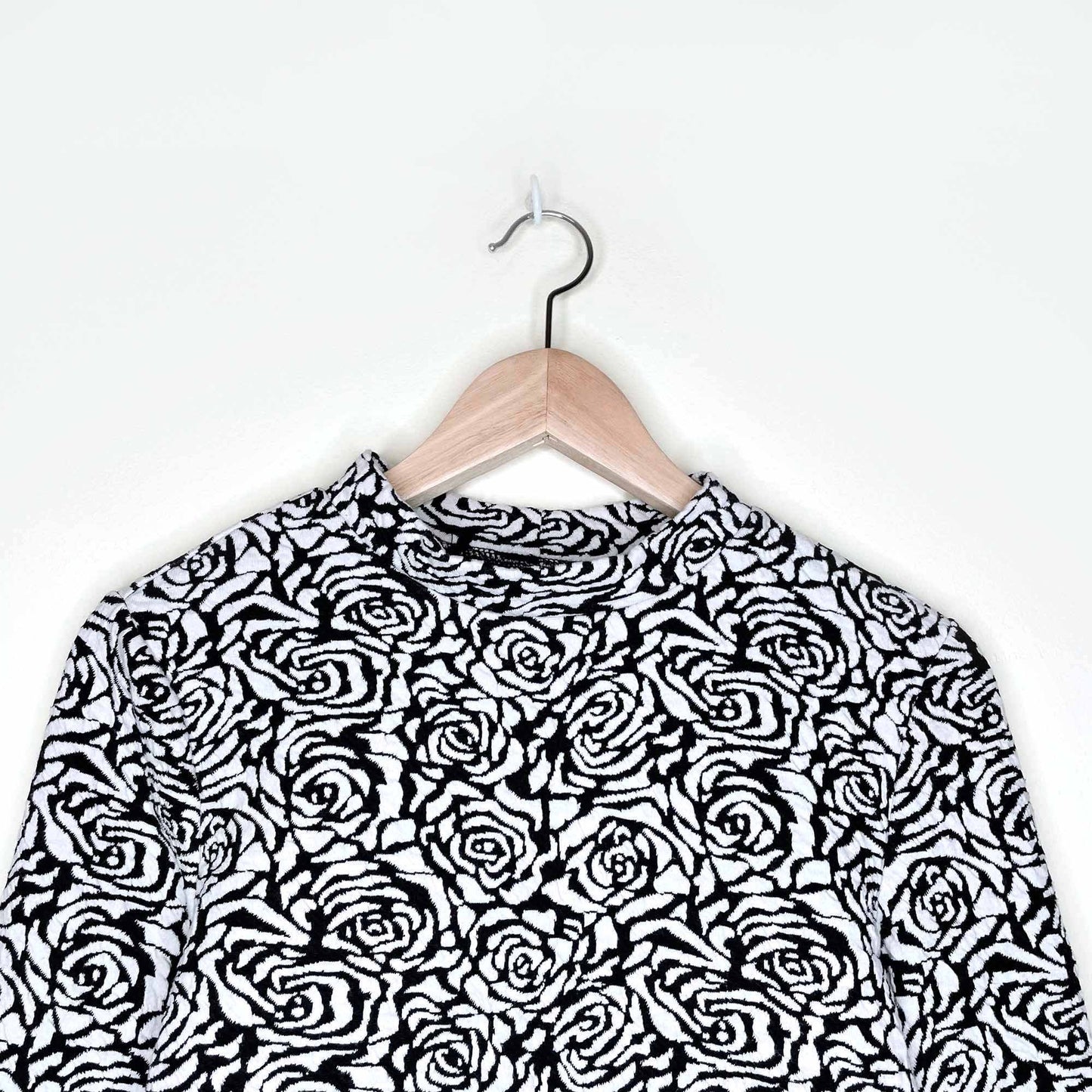 h&m dividend jacquard rose cropped long sleeve top - size medium