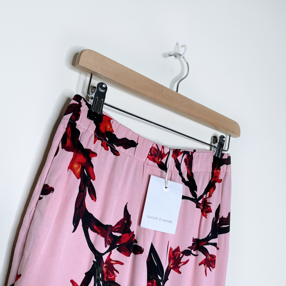 nwt samsoe samsoe hoys straight pants aop in glaieul rose - size xs