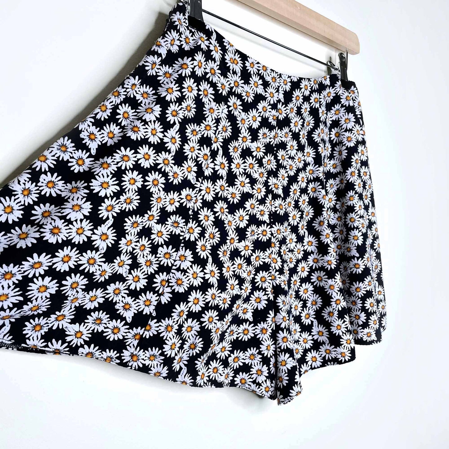 miss selfridge high rise swing hem daisy shorts - size 6